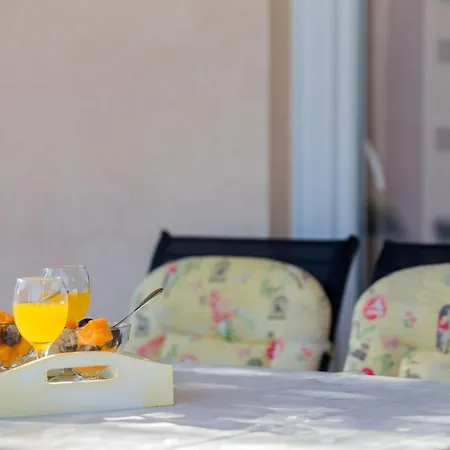 Strandnahe Jure Mit Grosser Terrasse