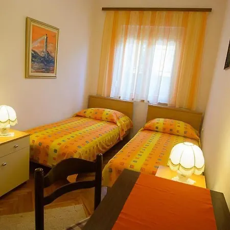 Apartment Strandnahe Jure Mit Grosser Terrasse