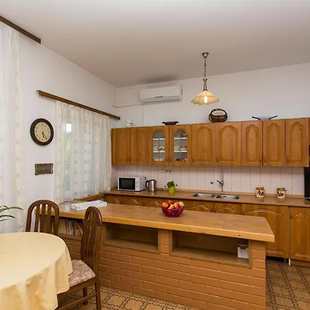 Strandnahe Jure Mit Grosser Terrasse Apartment Trogir