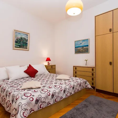 Apartment Strandnahe Jure Mit Grosser Terrasse Trogir