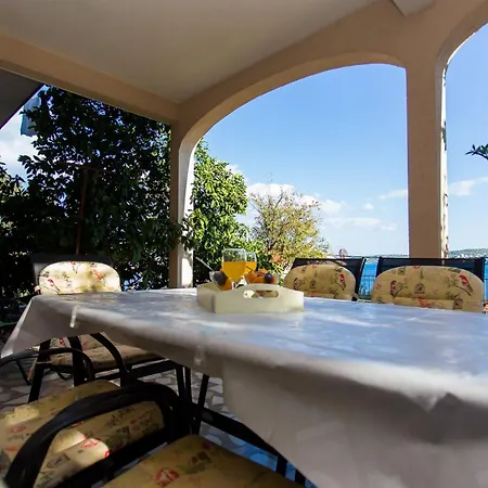 Apartment Strandnahe Jure Mit Grosser Terrasse