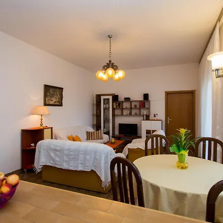 Apartment Strandnahe Jure Mit Grosser Terrasse Trogir