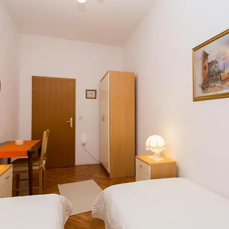 Strandnahe Jure Mit Grosser Terrasse Trogir