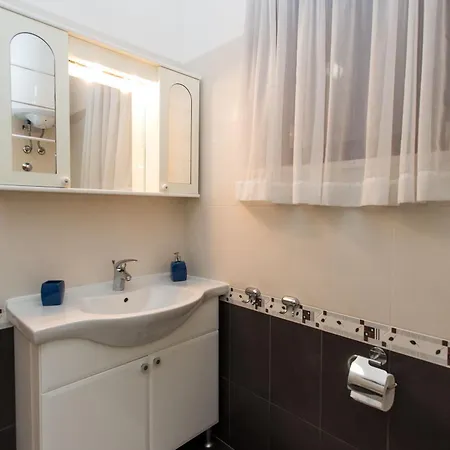 Strandnahe Jure Mit Grosser Terrasse Apartment *