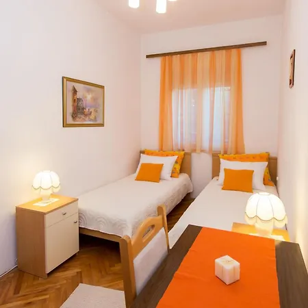 Strandnahe Jure Mit Grosser Terrasse Trogir