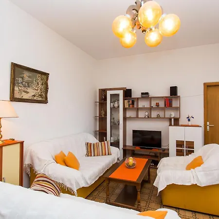 Strandnahe Jure Mit Grosser Terrasse Apartment Trogir