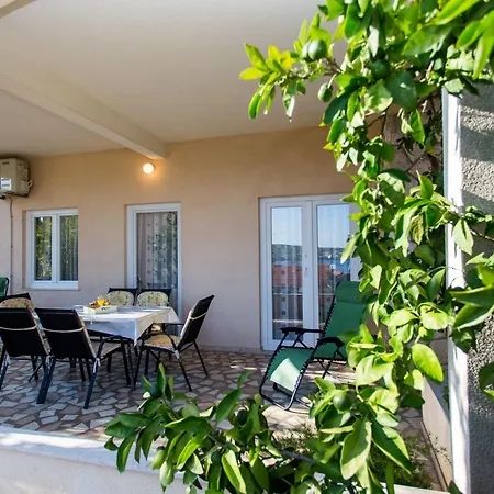 Apartment Strandnahe Jure Mit Grosser Terrasse Trogir